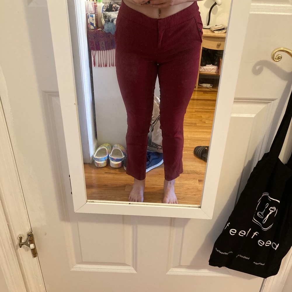 Red and black houndstooth cropped pants